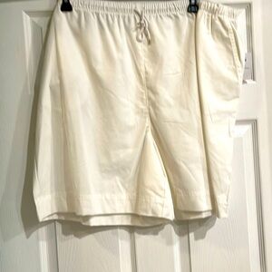 White shorts 3X with an elastic waist. It also has side pockets. NWT.